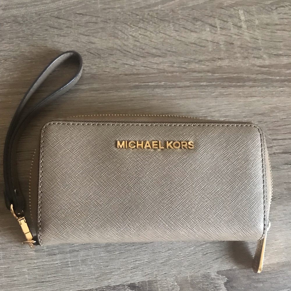 TAN MICHAEL KORS WALLET WITH WRISTLET STRAP